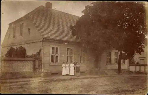 Foto Ak Przemocze Priemhausen Pommern, Personen vor einem Wohnhaus, Gasthaus