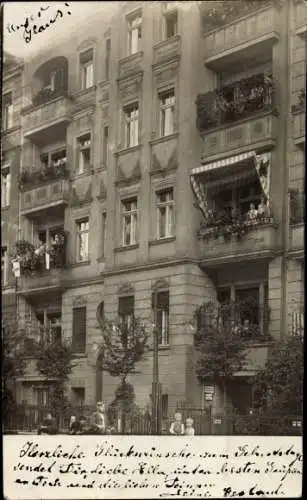Foto Ak Berlin Steglitz, Wohnhäuser, Balkons, Fassade, Anwohner