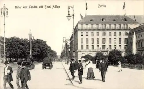 Ak Berlin Mitte, Unter den Linden, Passanten vor dem Hotel Adlon, Fontäne, Autos