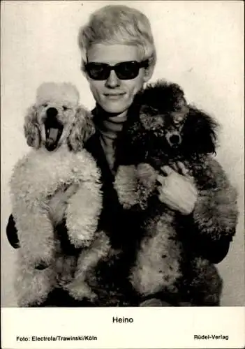 Ak Sänger Heino, Standportrait, Pudel, Sonnenbrille