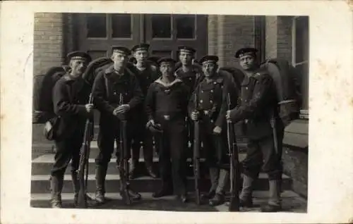 Foto Ak Deutsche Soldaten in Uniformen, Seeleute mit Marschgepäck, I WK