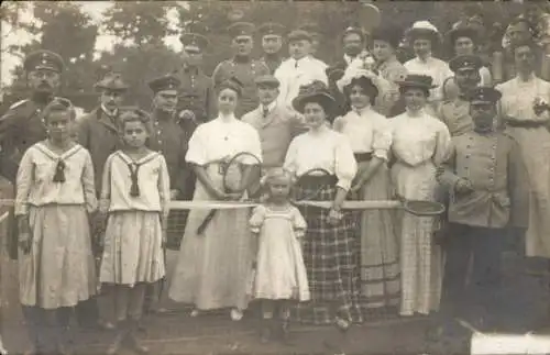 Foto Ak Deutsche Soldaten in Uniformen, Frauen und Kinder auf dem Tennisplatz