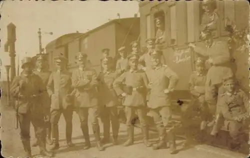Foto Ak Deutsche Soldaten in Uniformen, Eisenbahn, Bahnhof