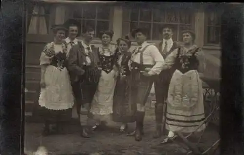 Foto Ak Berlin Pankow Niederschönhausen, Männer und Frauen in bayrischen Trachten, 1909