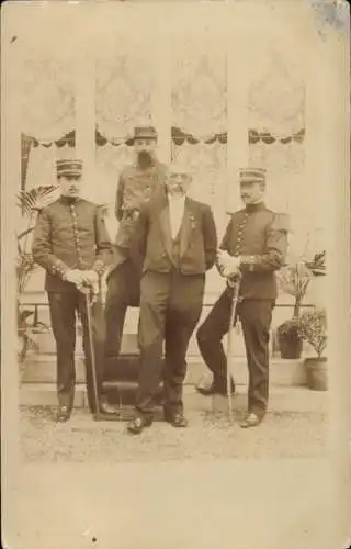 Foto Ak Französische Soldaten in Uniformen, Mann im Anzug