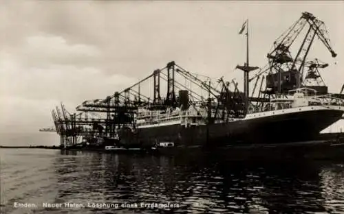 Ak Emden, Löschung eines Erzdampfers, Neuer Hafen