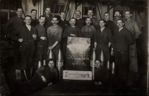 Foto Ak Saxoniawerk, Gruppenbild der Arbeiter, Munition, Kriegsjahre 1914-1915
