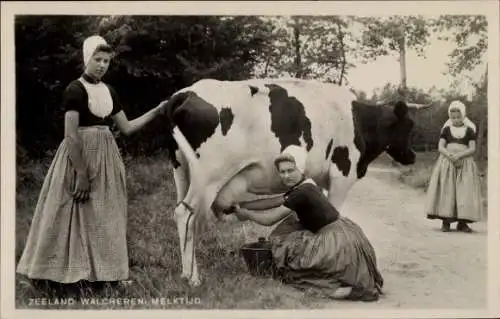 Ak Walcheren Zeeland, Melktijd, Frauen in Tracht