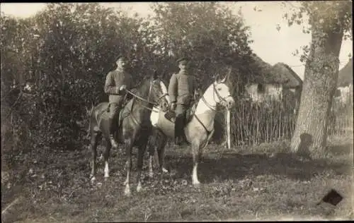 Foto Ak Deutsche Soldaten in Uniformen auf Pferden