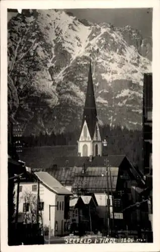 Ak Seefeld in Tirol, Straßenpartie, Kirchturm