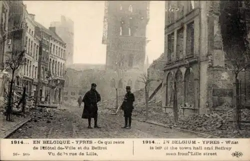 Ak Ypres Ypern Westflandern, Blick aus der Rue de Lille auf zerstörtes Rathaus und Glockenturm, 1914