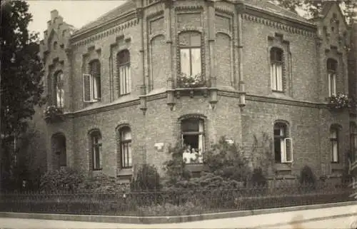 Foto Ak Hannover in Niedersachsen, Wohnhaus, Eckgebäude, Anwohner am Fenster