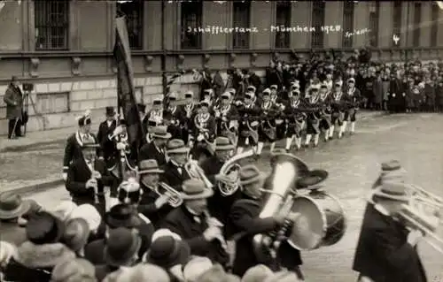 Foto Ak München, Schäfflertanz, 1928, Marschkapelle, Musikinstrumente, Fotograf mit Kamera