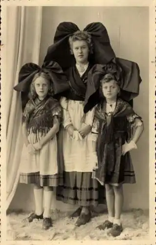 Foto Ak Haguenau Hagenau im Elsass Bas Rhin, Frau und Mädchen in Tracht