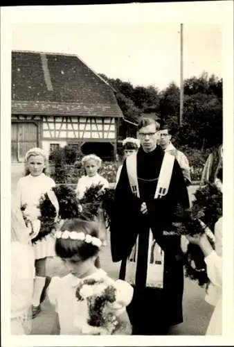 Foto Ak Bermatingen im Bodenseekreis, Priester-Primiz, ca. 1958, Prozession, Fachwerkhaus