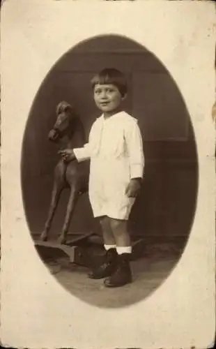 Foto Ak Kind-Portrait, Junge, Schaukelpferd, Spielzeug
