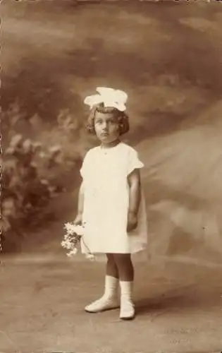 Foto Ak Mädchen in weißem Kleid, Portrait, Blumen