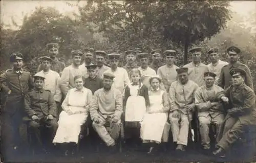 Foto Ak Dinslaken am Niederrhein, Deutsche Soldaten in Uniformen, Lazarett, Krankenschwestern