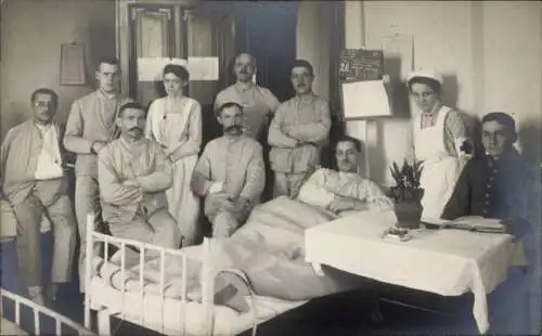 Foto Ak Deutsche Soldaten im Lazarett, Krankenschwester