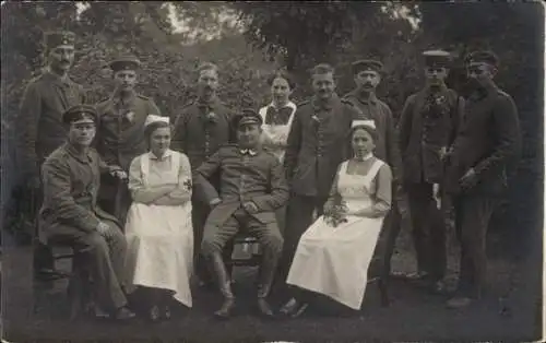 Foto Ak Dinslaken am Niederrhein, Deutsche Soldaten in Uniformen, Lazarett, Krankenschwestern
