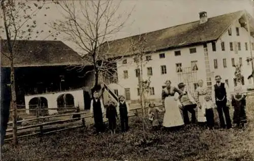 Foto Ak Trostberg in Oberbayern, Familie, Gehöft