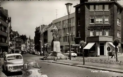 Ak Venlo-Limburg Niederlande, Parade, Autos, Denkmal