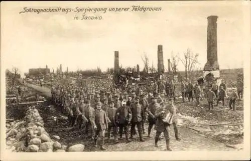 Ak Janowo Iwanken Ostpreußen, Sonntagnachmittagsspaziergang unserer Feldgrauen, dt. Soldaten 1. WK