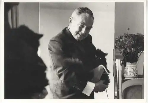 AK Fotopostkarte Fotograf Stefan Moses signiert Moses Porträt Erich Kästner mit Katze, München 1962
