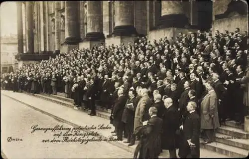 Ak Berlin Tiergarten, Gesangsaufführung patriotischer Lieder vor dem Reichstagsgebäude, Königsplatz