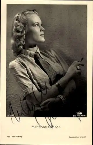 Ak Schauspielerin Marianne Simson, Portrait mit Zigarette, Autogramm