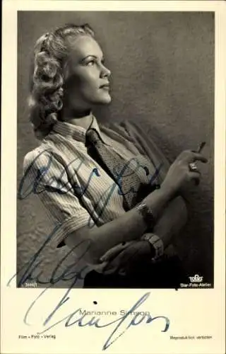 Ak Schauspielerin Marianne Simson, Portrait mit Zigarette, Autogramm