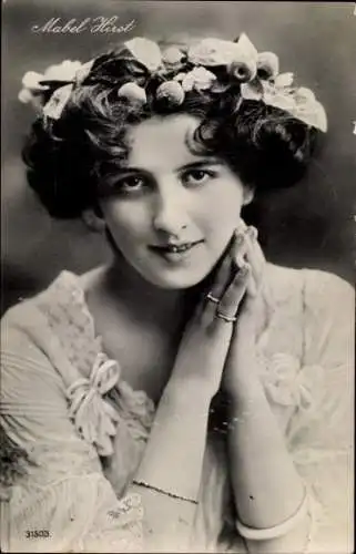 Ak Schauspielerin Mabel Hirst, Portrait, Blumen im Haar