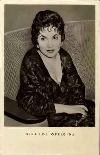 Ak Schauspielerin Gina Lollobrigida auf dem Sofa, Portrait