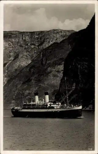 Ak Norwegen, Dampfer im Fjord, MS Monte Olivia