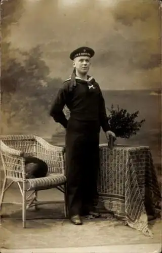 Foto Ak Deutscher Soldat in Uniform, Seemann, SMS König Wilhelm, Standportrait