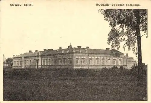 Ak Kowel Ukraine, Blick über eine Wiese zum Spital, Krankenhaus
