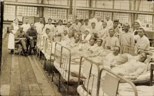 Foto Ak Deutsche Soldaten im Lazarett, Krankenschwester, Patienten, I. WK