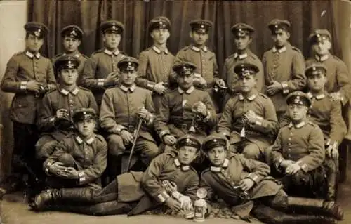 Foto Ak Deutsche Soldaten in Uniformen, Gruppenbild, Bierglas
