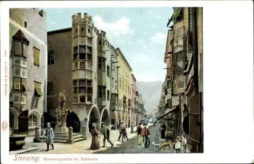 Ak Sterzing Vipiteno Südtirol, Straßenpartie mit Rathaus