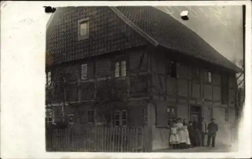 Foto Ak Bettmar Vechelde in Niedersachsen, Familie vor einem Wohnhaus