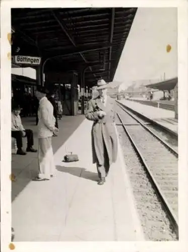 Foto Ak Göttingen, Bahnhof, Gleisseite, Bahnsteig