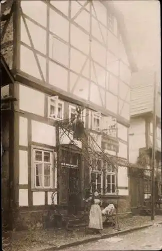 Foto Ak Bodenwerder an der Weser, Frau mit Hund vor einem Gasthof