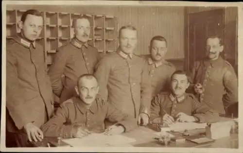Foto Ak Deutsche Soldaten in Uniformen, Schreibstube, Westfront, I WK