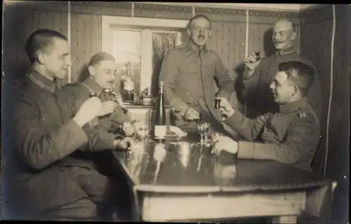 Foto Ak Deutsche Soldaten in Uniformen an einem Tisch