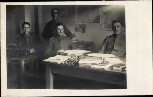 Foto Ak Deutsche Soldaten in Uniformen, Schreibstube, Schreibmaschine