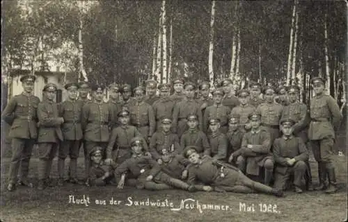 Ak Świętoszów Neuhammer am Queis Schlesien, Flucht aus der Sandwüste, Soldaten, Gruppenfoto 1922