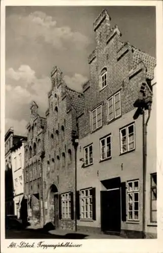 Ak Lübeck in Schleswig Holstein, Treppengiebelhäuser, Straßenseite