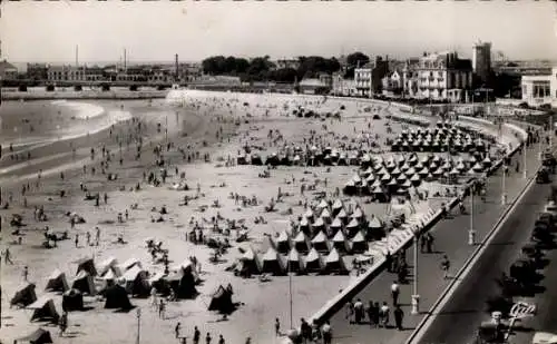 Ak Les Sables d'Olonne Vendée, Le Remblai et la Plage vers le Casino