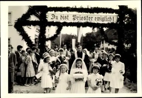 Foto Ak Bermatingen Bodenseekreis, Priester-Primiz, ca. 1958, Prozession, Du bist Priester ewiglich!