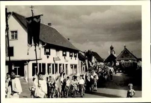 Foto Ak Bermatingen im Bodenseekreis, Priester-Primiz, ca. 1958, Prozession